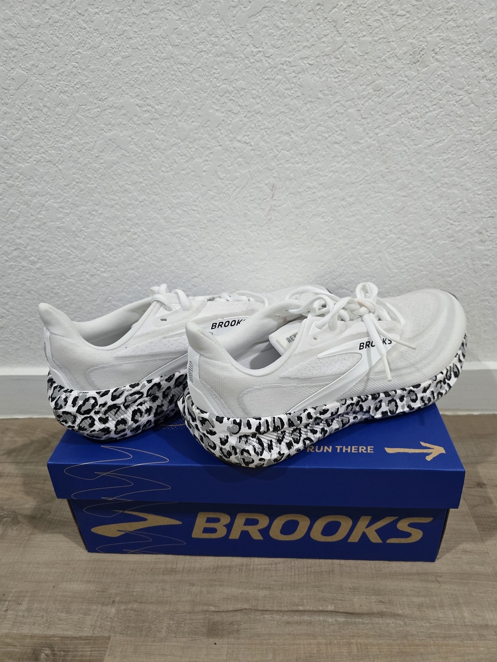 Brooks Revel 6 Women's White Running Shoes with Leopard-Print Midsole - Picture 2 of 7